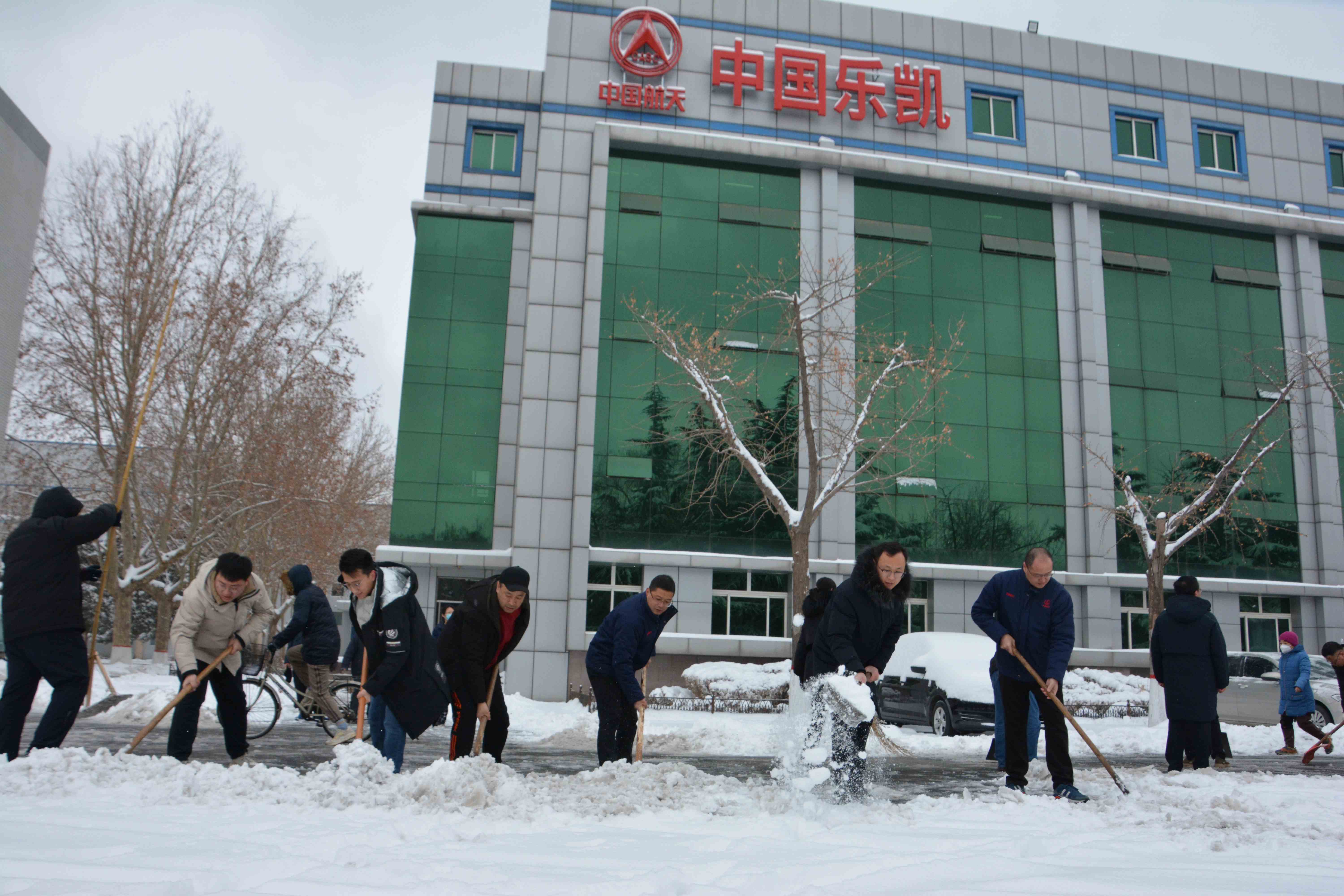吹響掃雪除冰“集結號”！迎風戰(zhàn)雪保生產(chǎn)